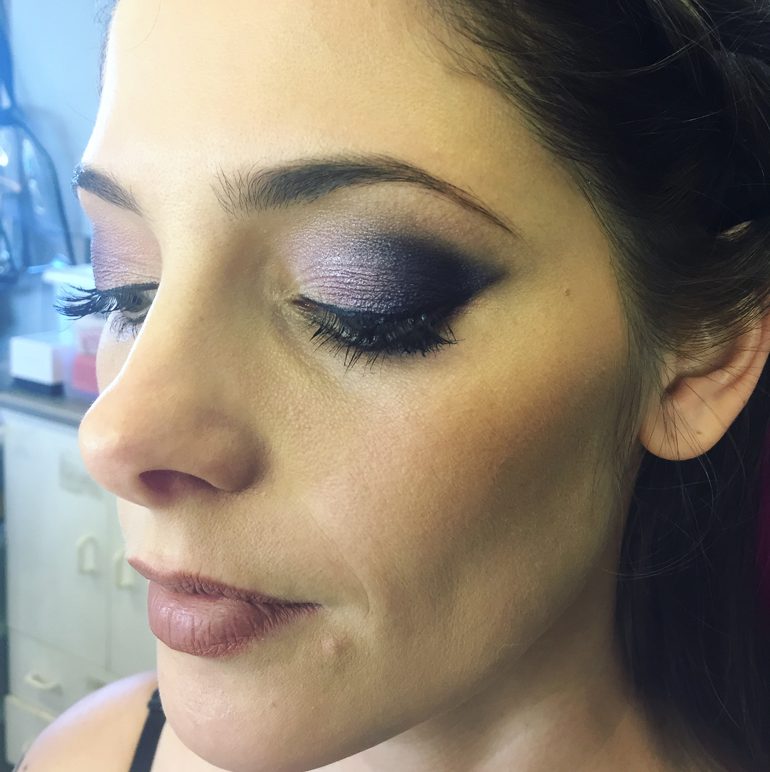21 februari 2018: Loved looking after the beautiful @ashleygreene as Makeup and hair designer on @accidentmanmovie such a pleasure to work with and so enjoyed creating this character with Ashley to help bring it to life. We used as always @delilahcosmetics base and concealer @evolvebeautyuk miracle facial oil @iconic.london brow colour set @maccosmetics eyeshadows mixed with @beccacosmetics base @katvondbeauty bow and arrow on the lips (love the everlasting range they last forever) @delilahcosmetics contour
