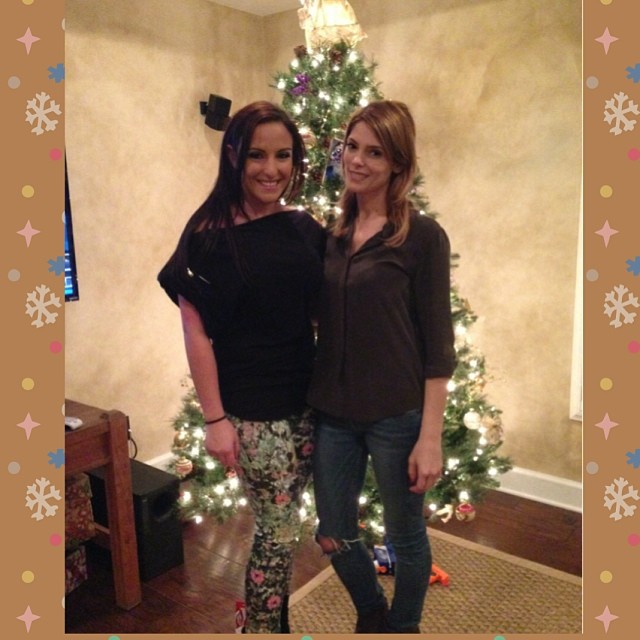 22 december 2013: Merry Christmas! 🎅🎄 @ashleygreene #greenexmas #biffle #chili #goodtimes
