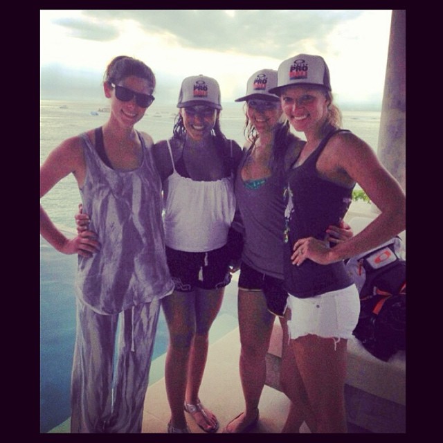 13 februari 2014: TBT. Can you believe this was 8 months ago already!? @quesocabesakt4 @ashleygreene @jennystifter #Bali #OakleyPro #learntoride #bingtang
 13 februari 2014: TBT. Can you believe this was 8 months ago already!? @quesocabesakt4 @ashleygreene @jennystifter #Bali #OakleyPro #learntoride #bingtang