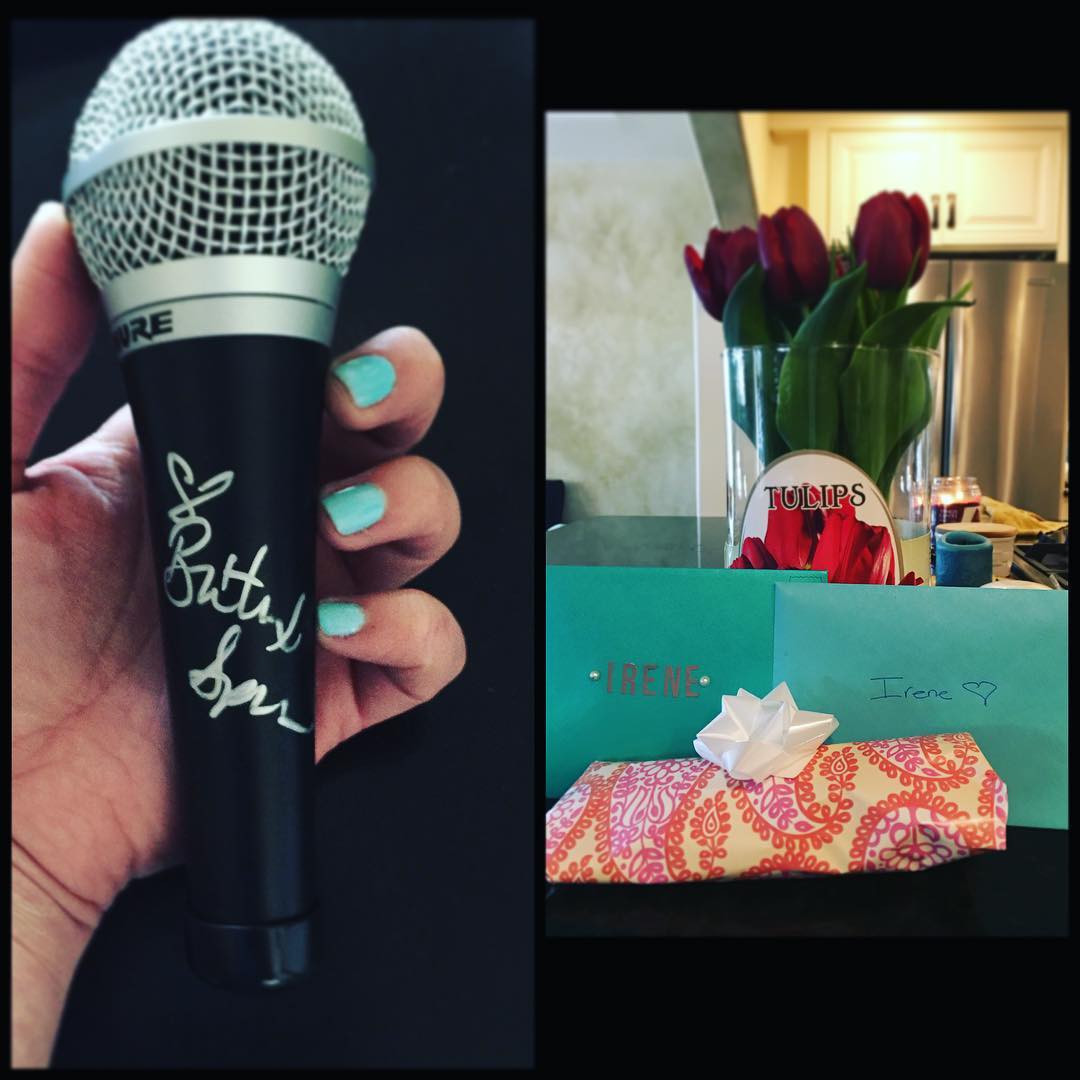 20 februari 2016: @ashleygreene When your BFF knows you've always been a HUGE Britney fan and delivers an EPIC present for your birthday 😍 🎤! #britneyspears #birthday #rideordie #gobestfranthatsmybestfran
 20 februari 2016: @ashleygreene When your BFF knows you've always been a HUGE Britney fan and delivers an EPIC present for your birthday 😍 🎤! #britneyspears #birthday #rideordie #gobestfranthatsmybestfran