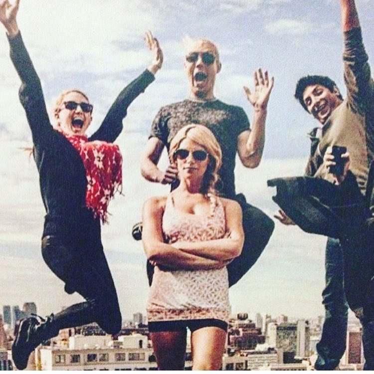 16 oktober 2016: I miss these people!!! @ashleygreene @josephchase @lindsaygalin #imblondetoo #jumpbitches #hooray #nyc #icanseemyhousefromhere #family #love #hoorayagain #funtimes #ashleygreene #josephchase #lindsaygalin
