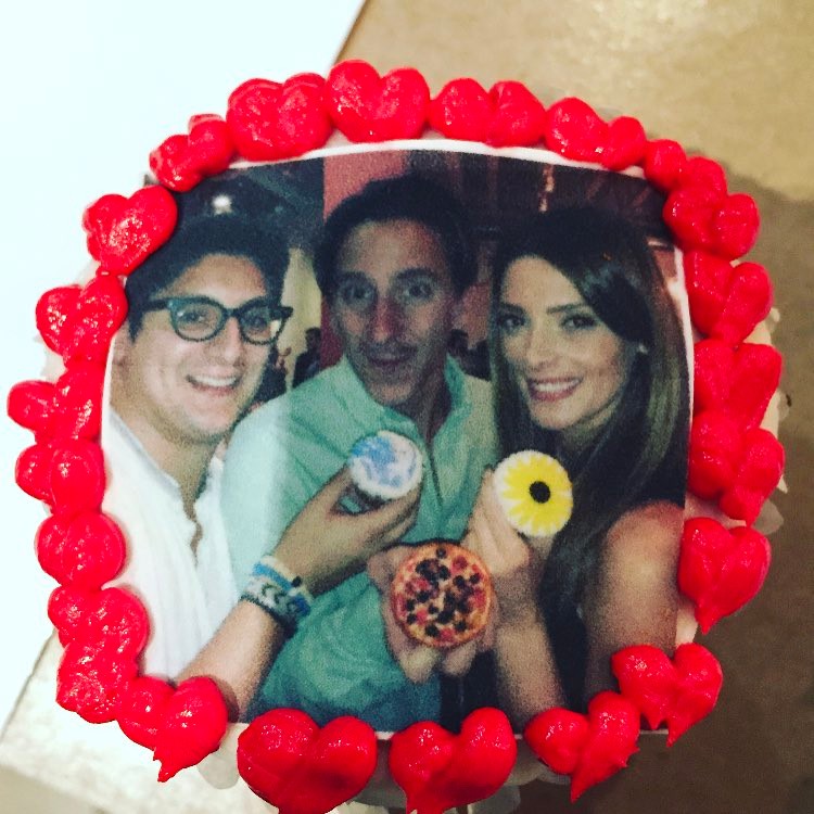 21 februari 2017: 2.21.17 Happy Birthday Ashley!! Wish I could be there to celebrate with you!! #hooray #birthday #30thbirthday #missya #nyctola #friendship #unbeweaveable #lookweareonacupcake #cakemix
