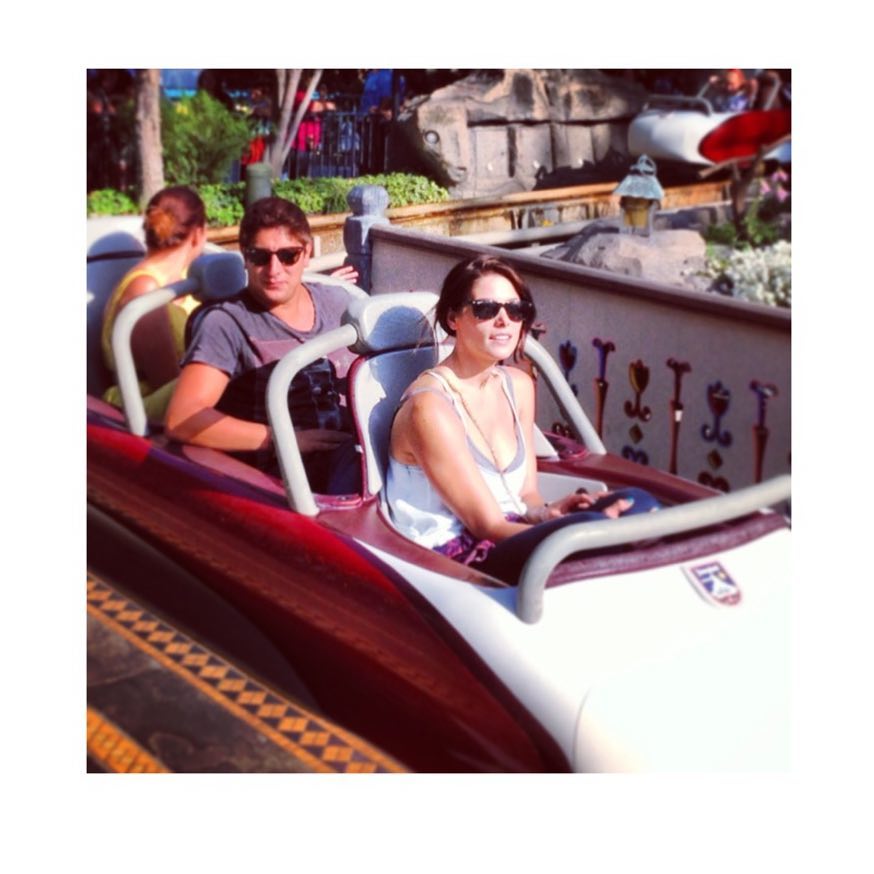 21 februari 2018: Happy Birthday Ashley!!! #hooray #disney #missyou #lovefromnyc #bighugs #unbeweavabletour2018 #mypal #nyc #losangeles #happiestplaceonearth #ashleygreene @ashleygreene 📸@silverbeam
