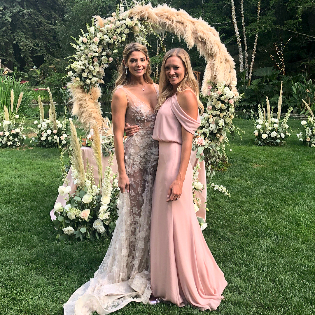 08 juli 2018: 17 years ago we met at high school cheerleading tryouts and became instant best friends.
13 years ago we went separate ways: one went to college in VA and the other went to pursue an acting career in LA.
10 years ago she lands a dream job and we celebrated long distance (and throughout the years had fun attending events & premiers together)
8 years ago she stood beside me on my wedding day
6 years ago she flew to Ft Lauderdale to celebrate my PA school graduation with me.
5 years ago she met the love of her life
3 years ago (and last year) we celebrated the birth of my babies.
And this week(end) we celebrated her union to the love of her life. 
Ash- I have loved having you in my life through all the ups and downs, the adventures, travels, monkey bites, late nights, tequila, & all of the memorable moments that I can think of. 
It was an honor to stand at your side on your wedding day (in what was probably the prettiest setting for a wedding I’ve ever seen).
We love you and Paul so much!! Now, time to recover from all the festivities. 😂
