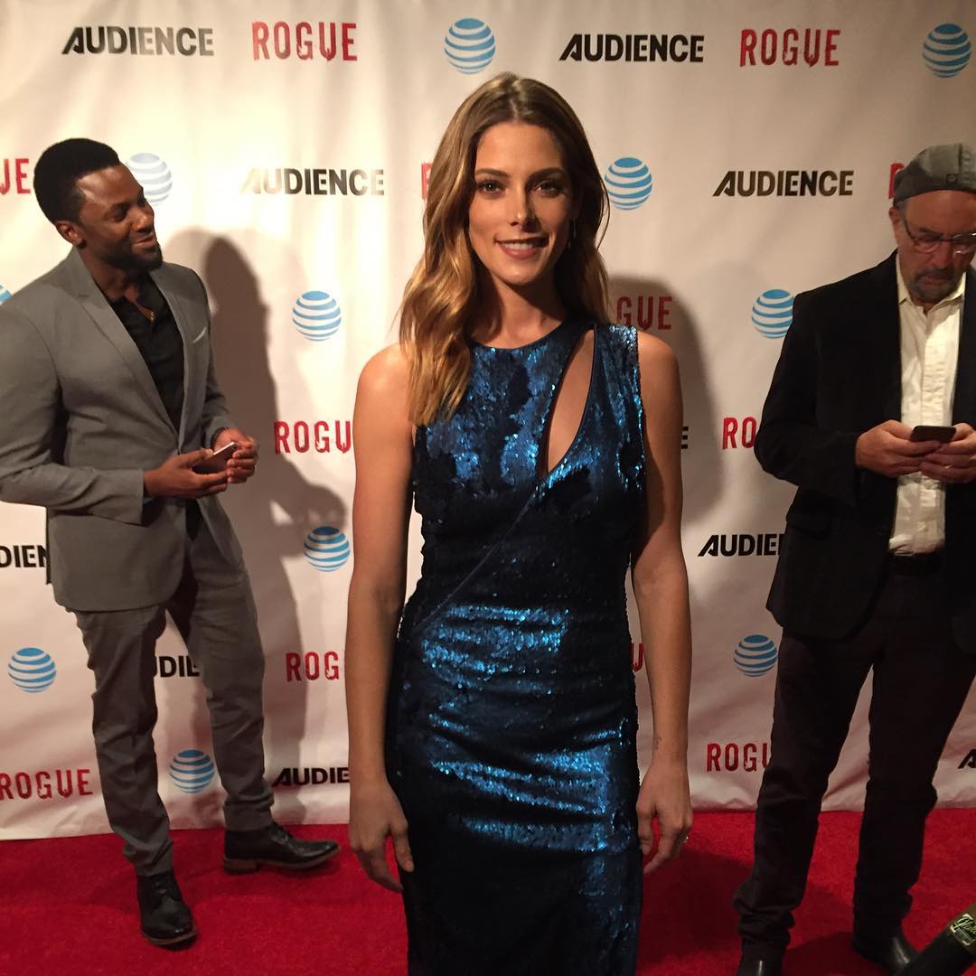 17 maart 2016; That dress! @ashleygreene @iamderekluke #RogueTV
