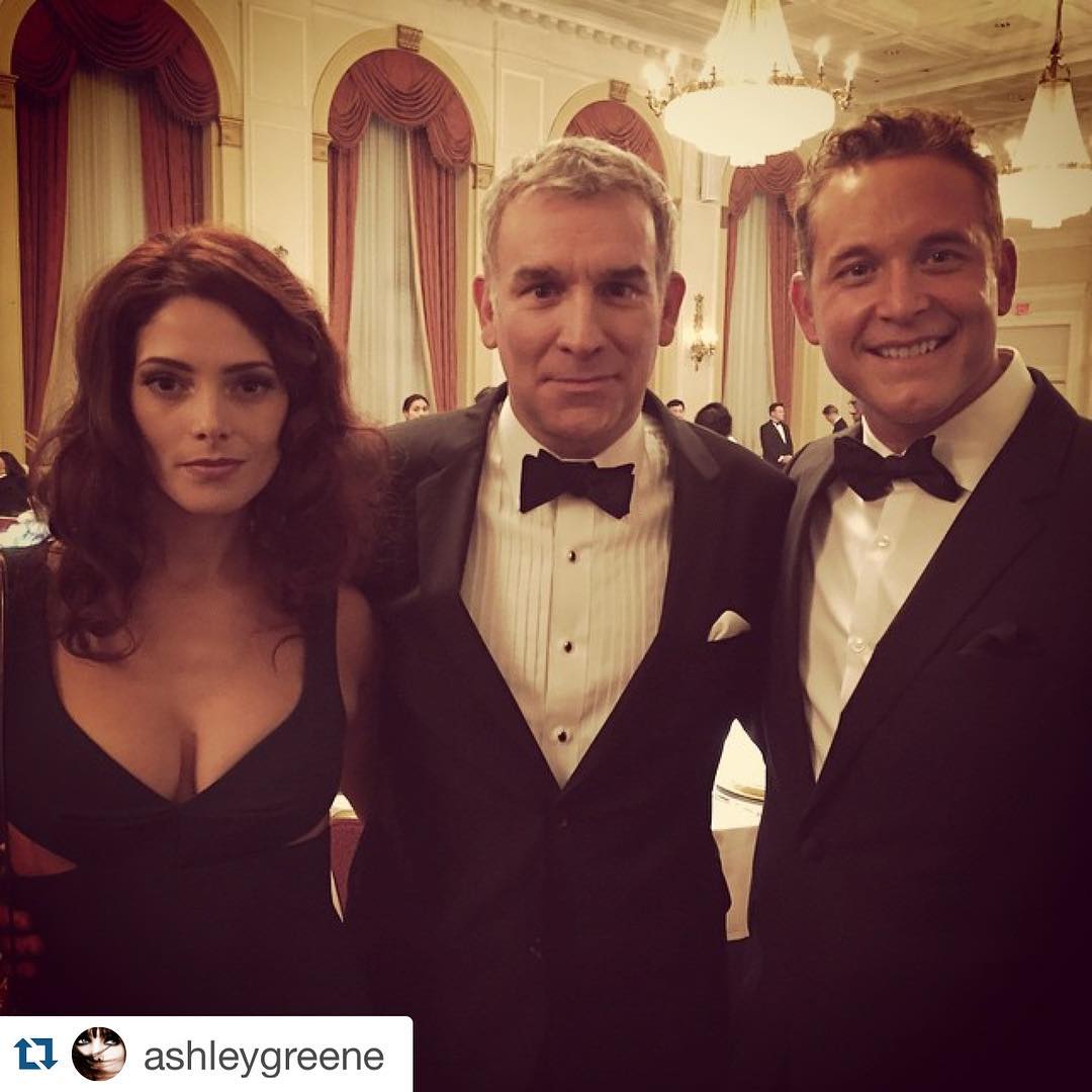 18 maart 2016; Yes, they sure do clean up nice! #flashbackfriday @colehauser22 @ashleygreene. #Repost @ashleygreene with @repostapp.
・・・
On set shenanigans with @roguetv @colehauser22 #matthewparkhill #RogueTV .. I think we clean up quite nice.
