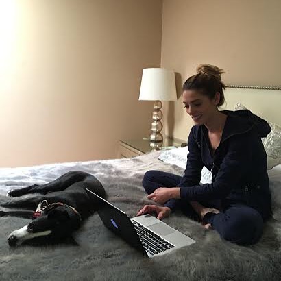 19 mei 2016; Watching all new episodes of #roguetv. One of us is clearly engrossed! - @ashleygreene
