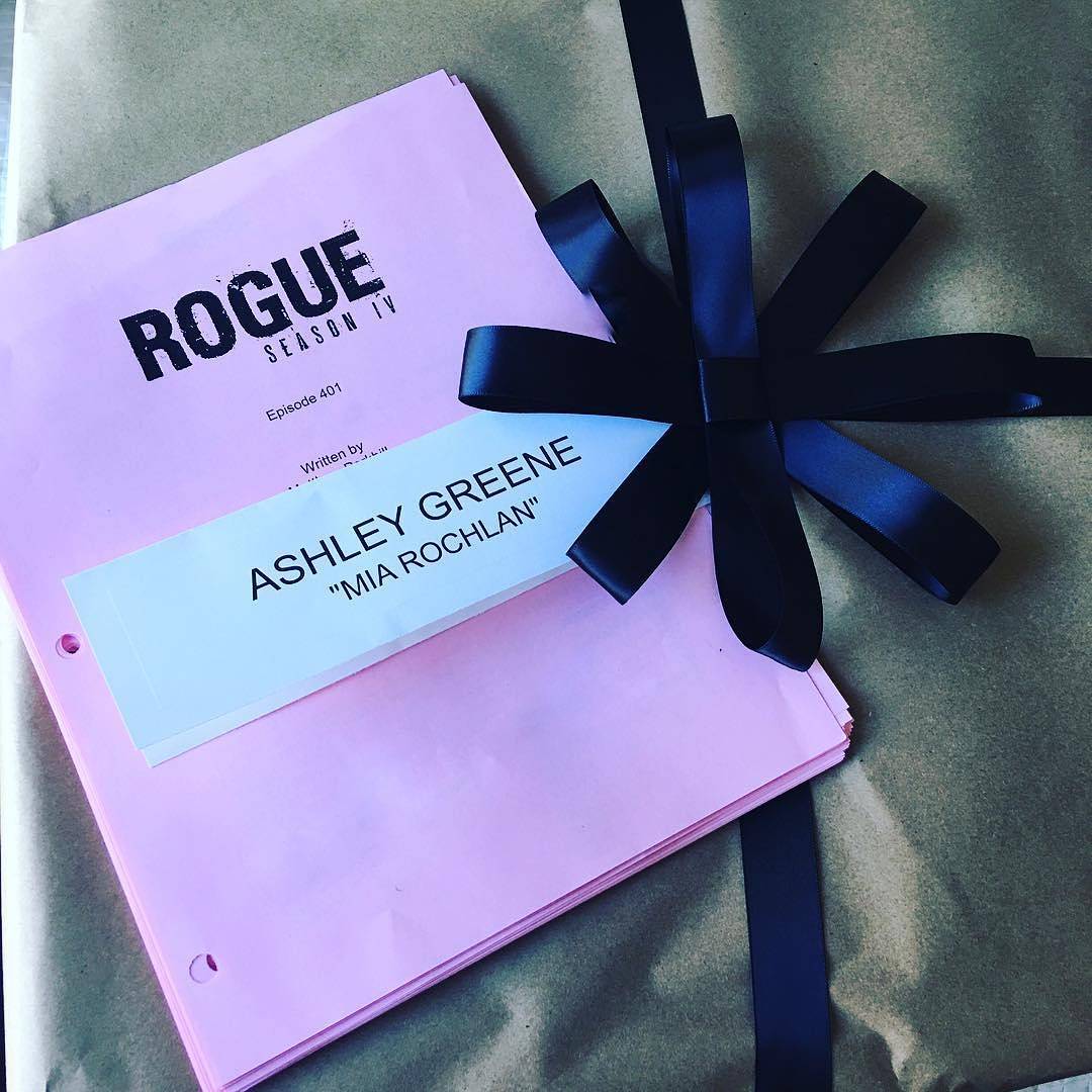 02 augustus 2016; In case you haven’t heard…we’re back! Stay tuned for lots of behind-the-scenes along the way. #RogueTV
roguetv.

#audiencenetwork #ashleygreene #rogue #directv #script #bts #behindthescenes
