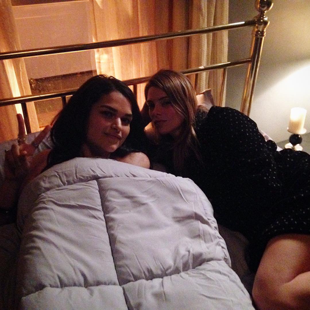 05 oktober 2016: Our #WCW is new cast member @eveharlow. She looks right at home with @AshleyMGreene and #RogueTV!  📷 via Eve
