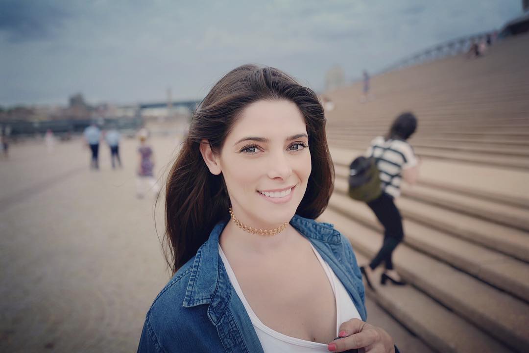 04 maart 2017: Ashley Greene is all smiles for the weekend! Anyone have fun plans? #RogueTV
 | 📷 via. @AshleyMGreene
