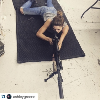 20 augustus 2015; #Repost @ashleygreene
・・・
Just a typical day at the office for my @roguetv character. I love my job. Can't wait for you guys to see me In action! #RogueTV @matthewparkhill @colehauser22
