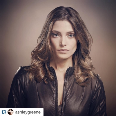 23 maart 2016; Don't forget to tweet along with us (and Ashley!) tonight at 9pm ET using #roguetv! 👍
#Repost @ashleygreene with @repostapp.
・・・
I'm so excited that @roguetv @rogueaudience finally airs tonight! Can't wait for you guys to see me as Mia Rochlan at 9pm ET/PT on #RogueTV! I'll be doing a live tweet tonight 9pm ET so I can hear what you guys think!
