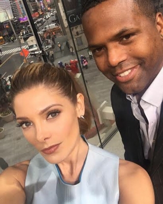 19 mei 2016; This guy. Hanging out with @ajcalloway from EXTRA at Times Square in New York during my #roguetv press day. - @ashleygreene
