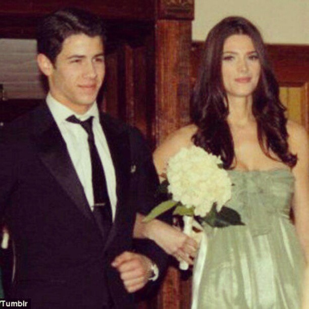 19 april 2012: Ashley looks so cute!
19 april 2012: Ashley looks so cute!