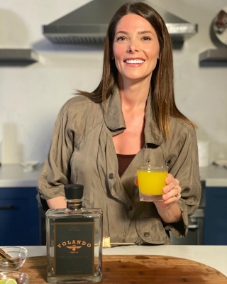 25 april 2020: Our signature cocktail ‘Santo Mango’ made Twilight star @ashleygreene’s Date Night Do’s list, featuring in @usweekly
-
#stayathome and keep things sexy!
-
#volandotequilaforthemoment
#volandotequila
#forthemoment
#tequila
#australia
#mexico
#usa
