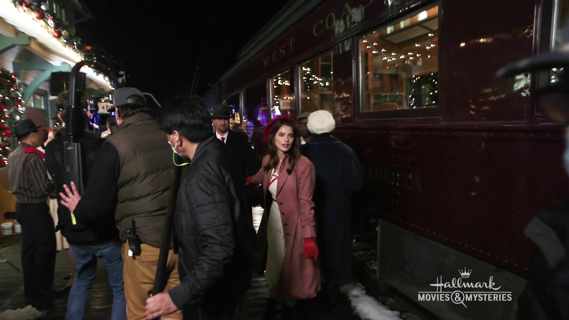 Ashley-Greene-dot-nl_OnLocation-ALittleChristmasCharm0015.jpg