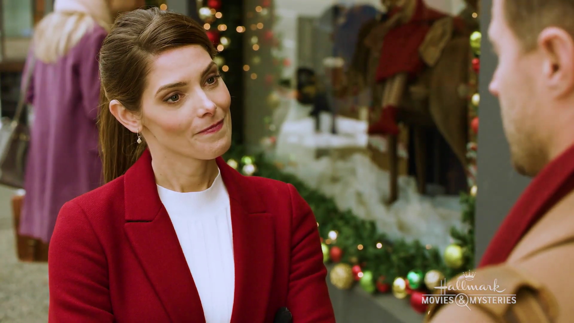 Ashley-Greene-dot-nl_OnLocation-ALittleChristmasCharm0053.jpg
