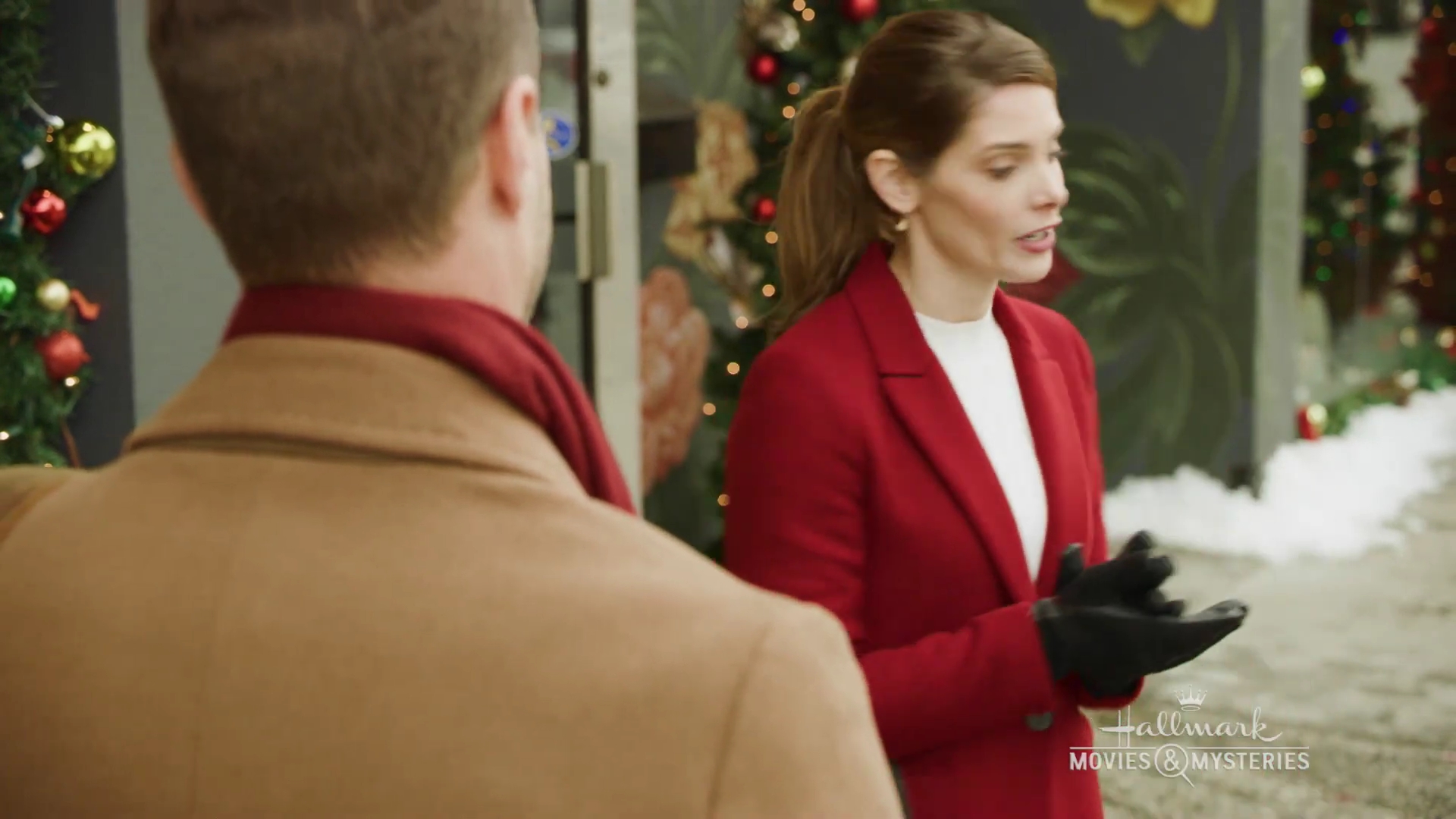Ashley-Greene-dot-nl_OnLocation-ALittleChristmasCharm0071.jpg