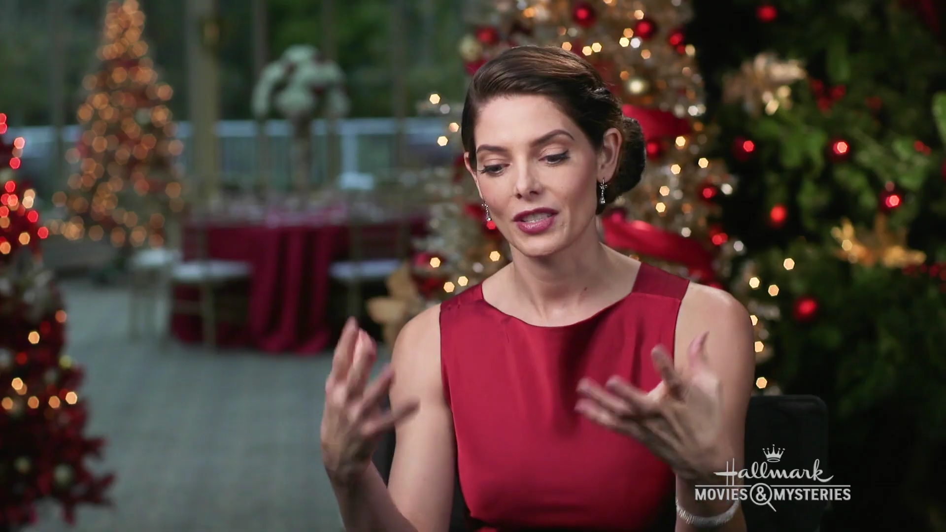 Ashley-Greene-dot-nl_OnLocation-ALittleChristmasCharm0082.jpg