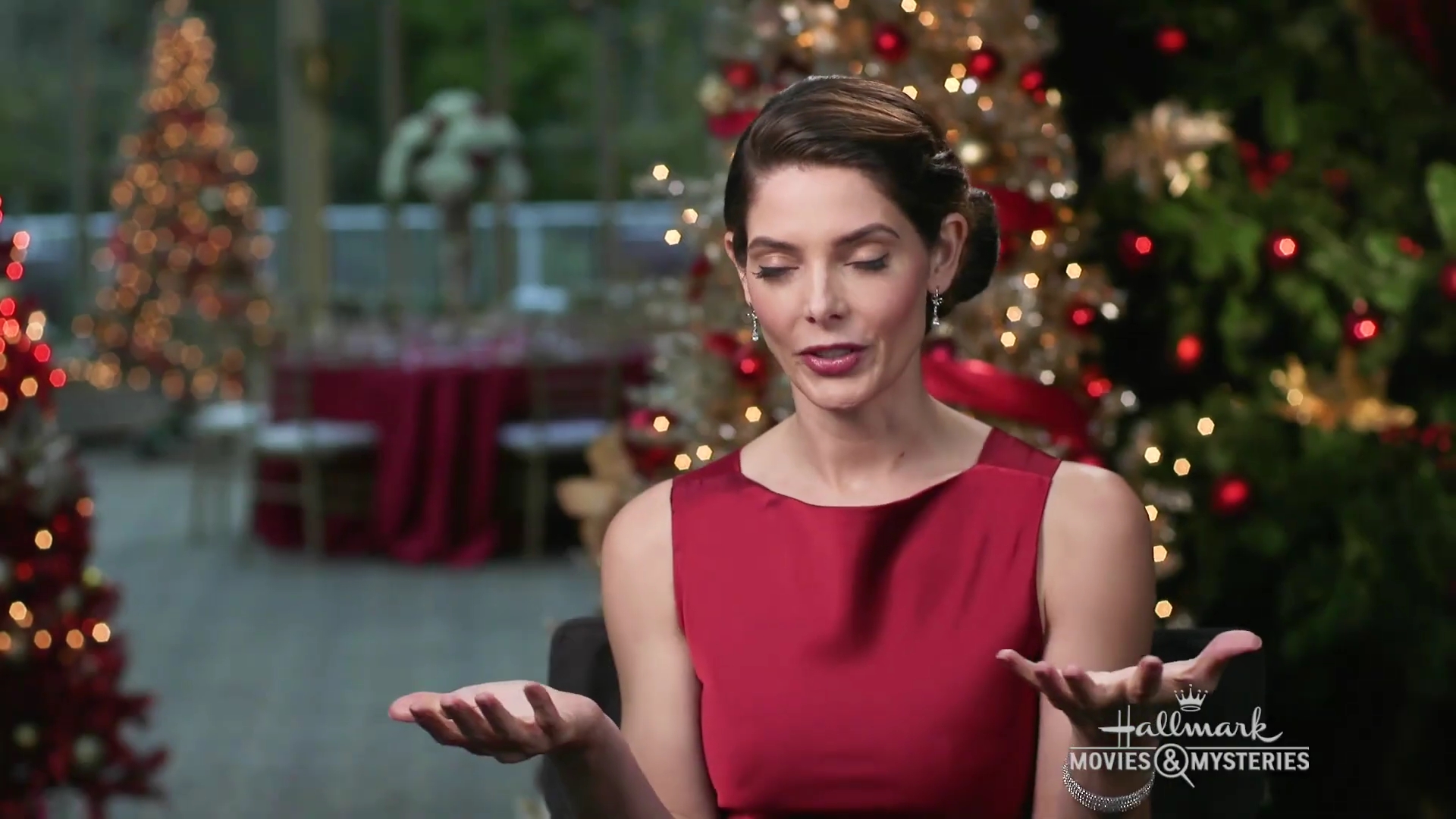 Ashley-Greene-dot-nl_OnLocation-ALittleChristmasCharm0088.jpg