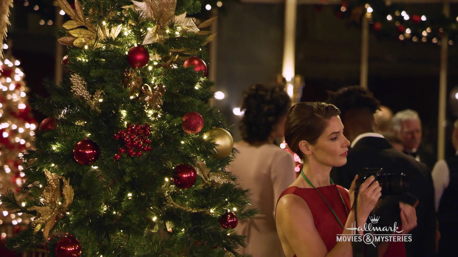Ashley-Greene-dot-nl_OnLocation-ALittleChristmasCharm0093.jpg
