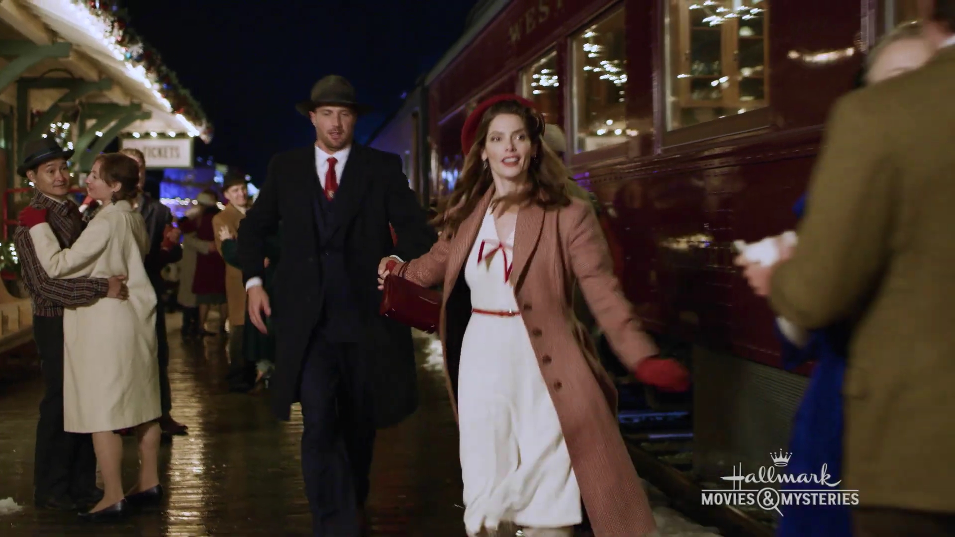 Ashley-Greene-dot-nl_OnLocation-ALittleChristmasCharm0114.jpg