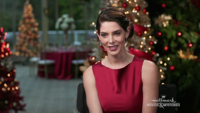 Ashley-Greene-dot-nl_OnLocation-ALittleChristmasCharm0068.jpg