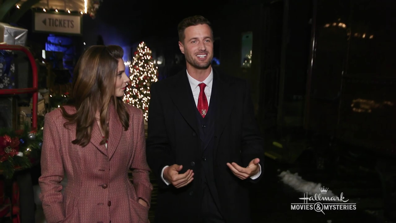 Ashley-Greene-dot-nl_Preview-ALittleChristmasCharm0019.jpg