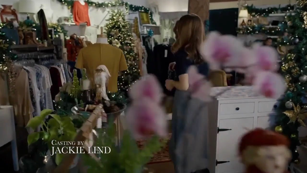 Ashley-Greene-dot-nl_ALittleChristmasCharm0038.jpg