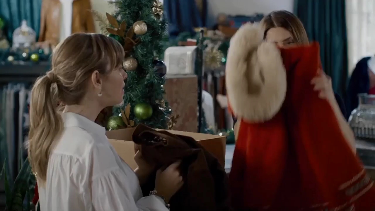 Ashley-Greene-dot-nl_ALittleChristmasCharm0057.jpg