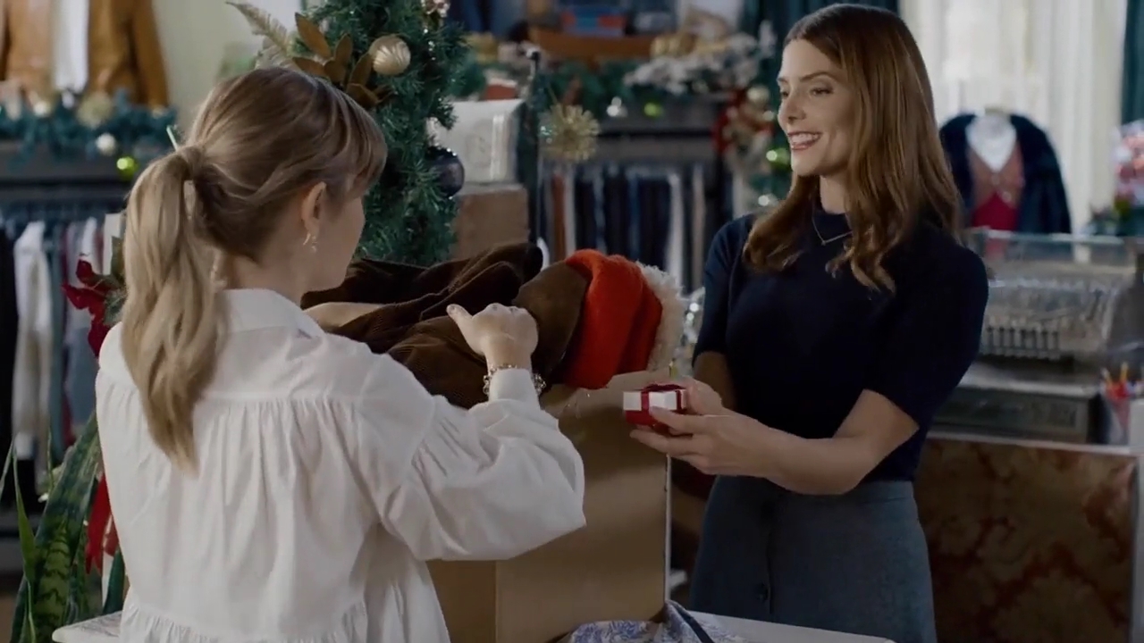 Ashley-Greene-dot-nl_ALittleChristmasCharm0082.jpg