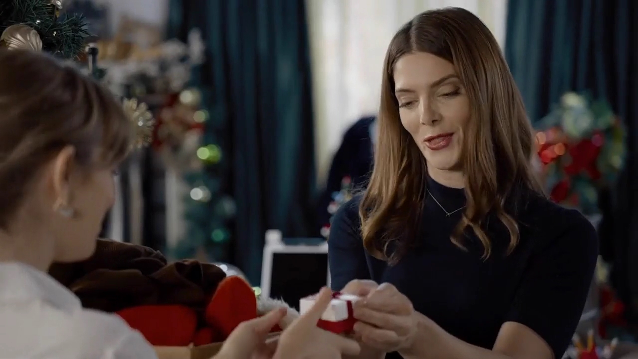 Ashley-Greene-dot-nl_ALittleChristmasCharm0084.jpg