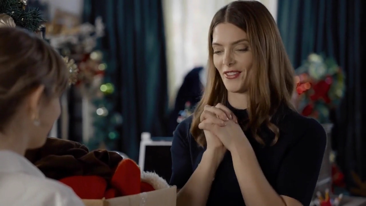 Ashley-Greene-dot-nl_ALittleChristmasCharm0085.jpg