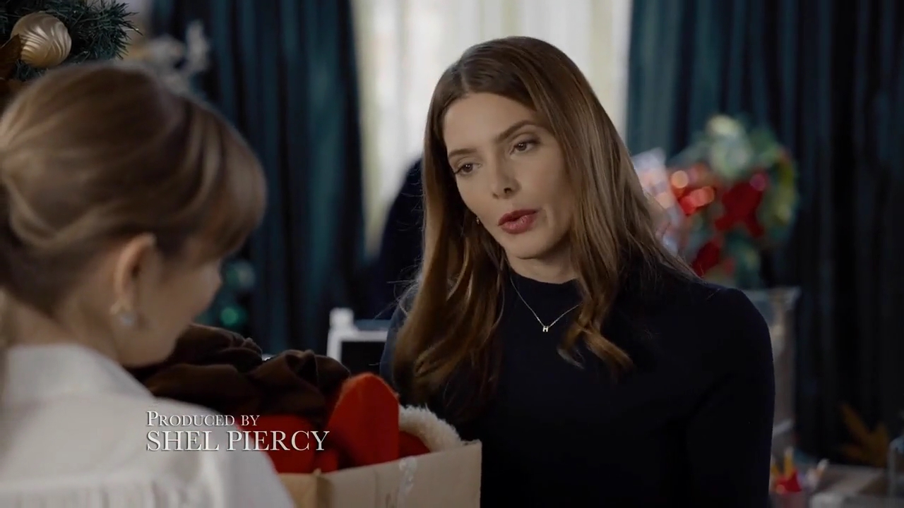 Ashley-Greene-dot-nl_ALittleChristmasCharm0090.jpg