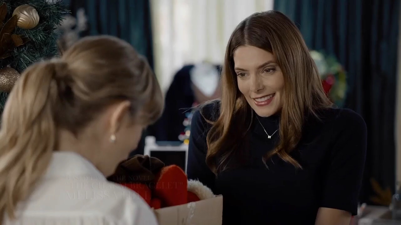 Ashley-Greene-dot-nl_ALittleChristmasCharm0094.jpg