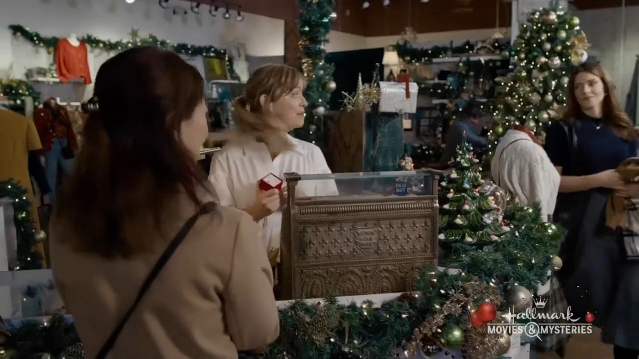 Ashley-Greene-dot-nl_ALittleChristmasCharm0131.jpg