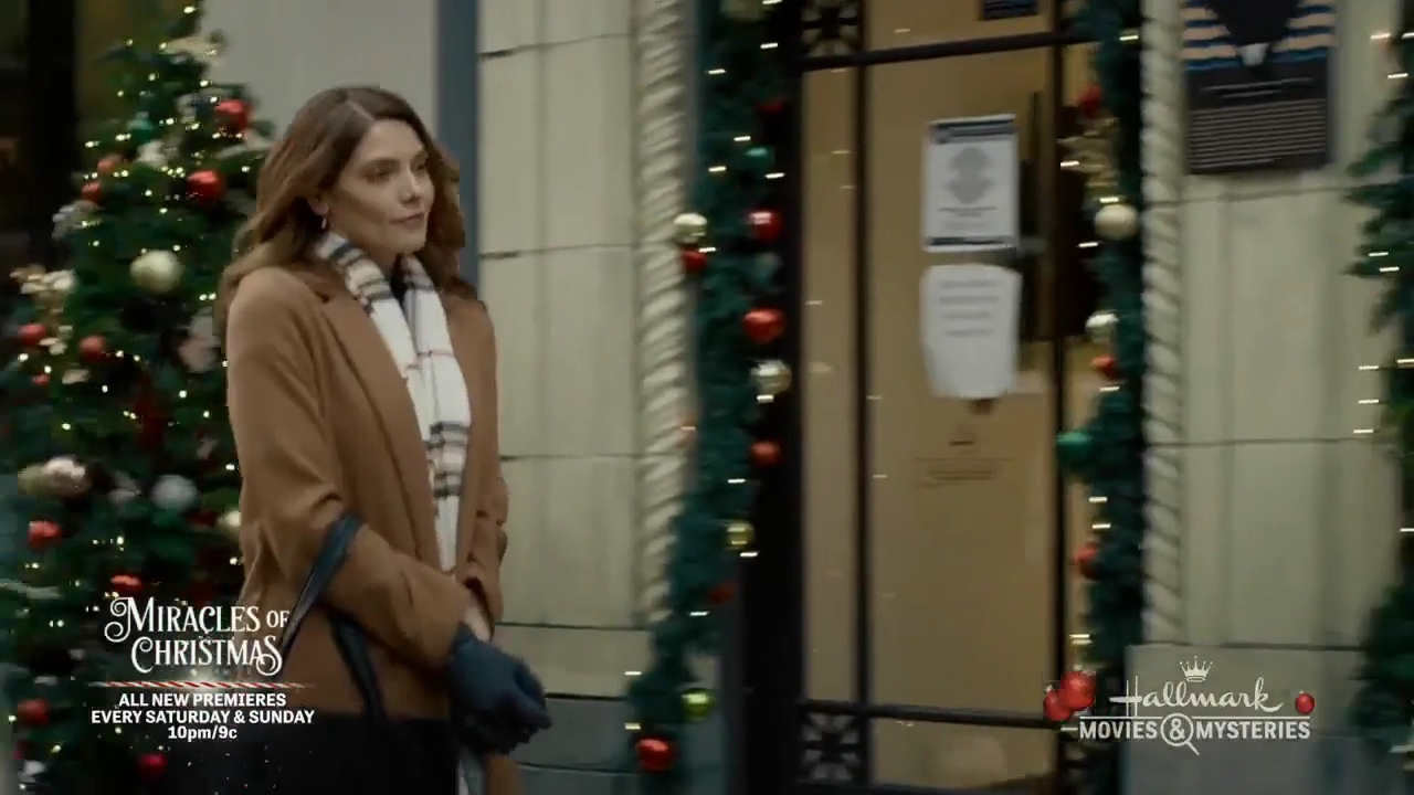 Ashley-Greene-dot-nl_ALittleChristmasCharm0138.jpg