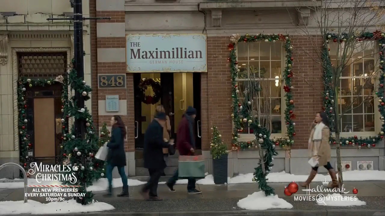 Ashley-Greene-dot-nl_ALittleChristmasCharm0141.jpg