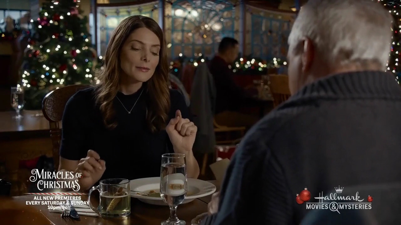Ashley-Greene-dot-nl_ALittleChristmasCharm0334.jpg