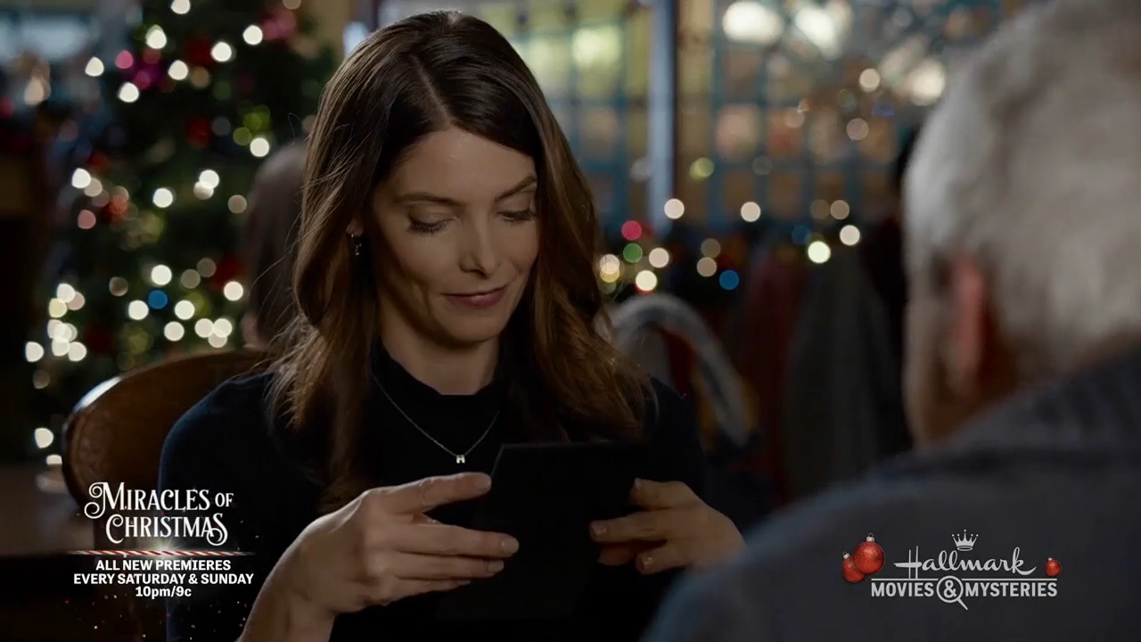 Ashley-Greene-dot-nl_ALittleChristmasCharm0374.jpg