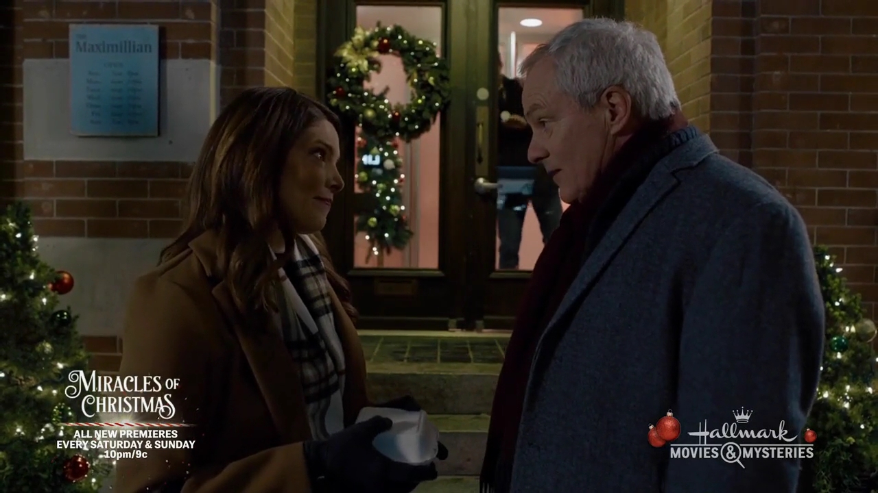 Ashley-Greene-dot-nl_ALittleChristmasCharm0440.jpg