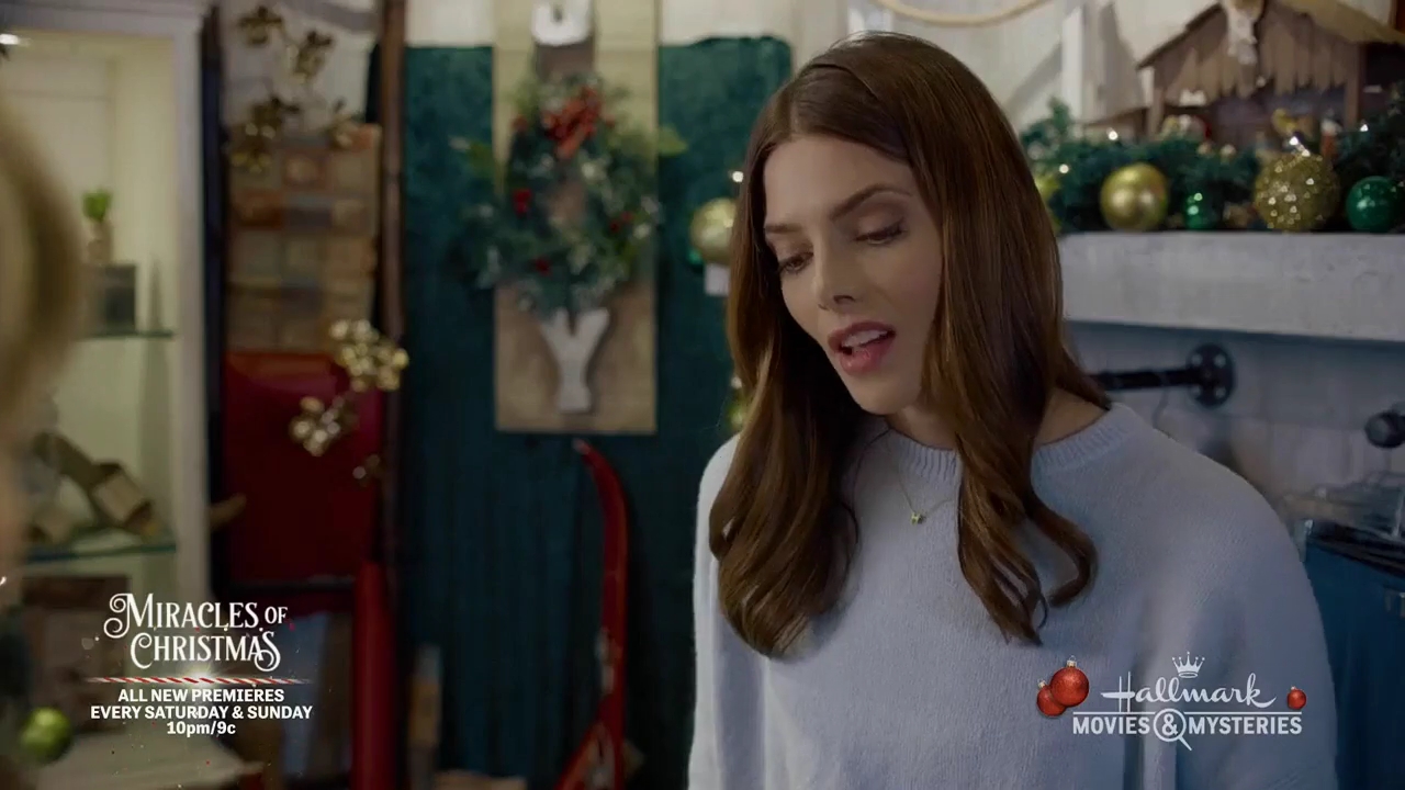 Ashley-Greene-dot-nl_ALittleChristmasCharm0610.jpg
