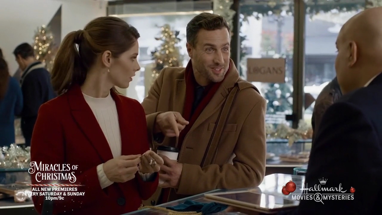 Ashley-Greene-dot-nl_ALittleChristmasCharm1011.jpg