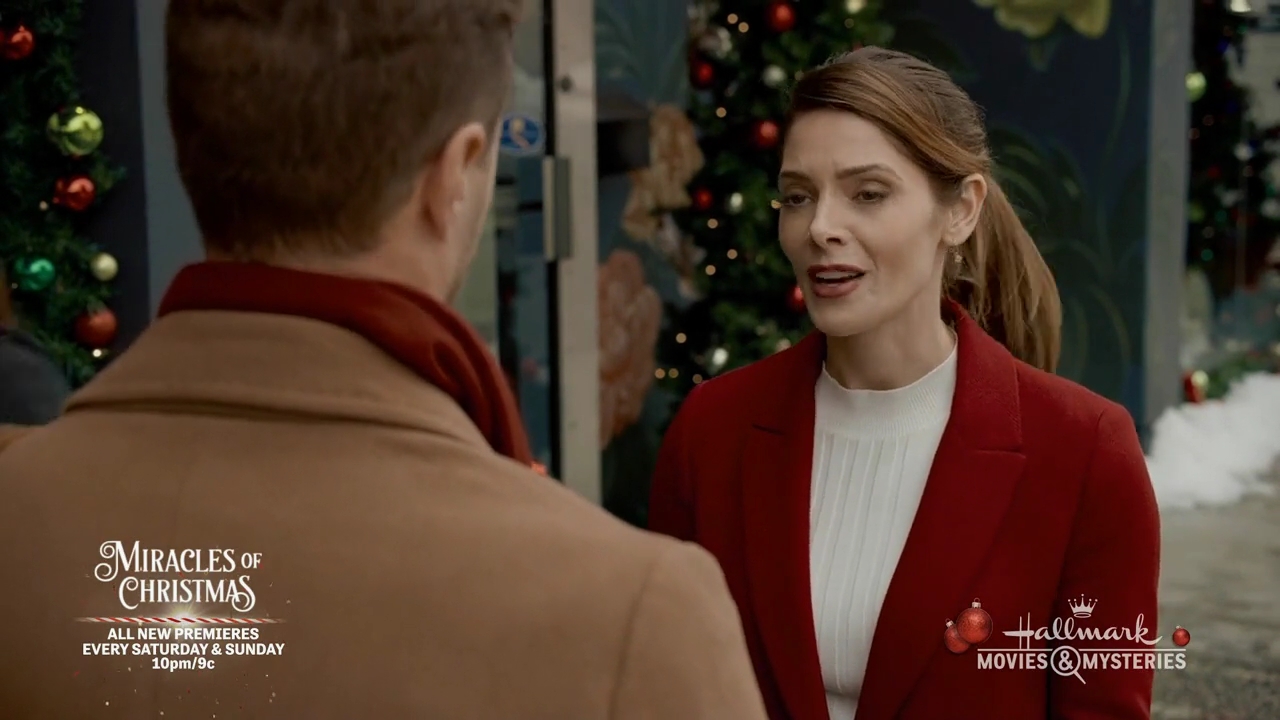 Ashley-Greene-dot-nl_ALittleChristmasCharm1064.jpg