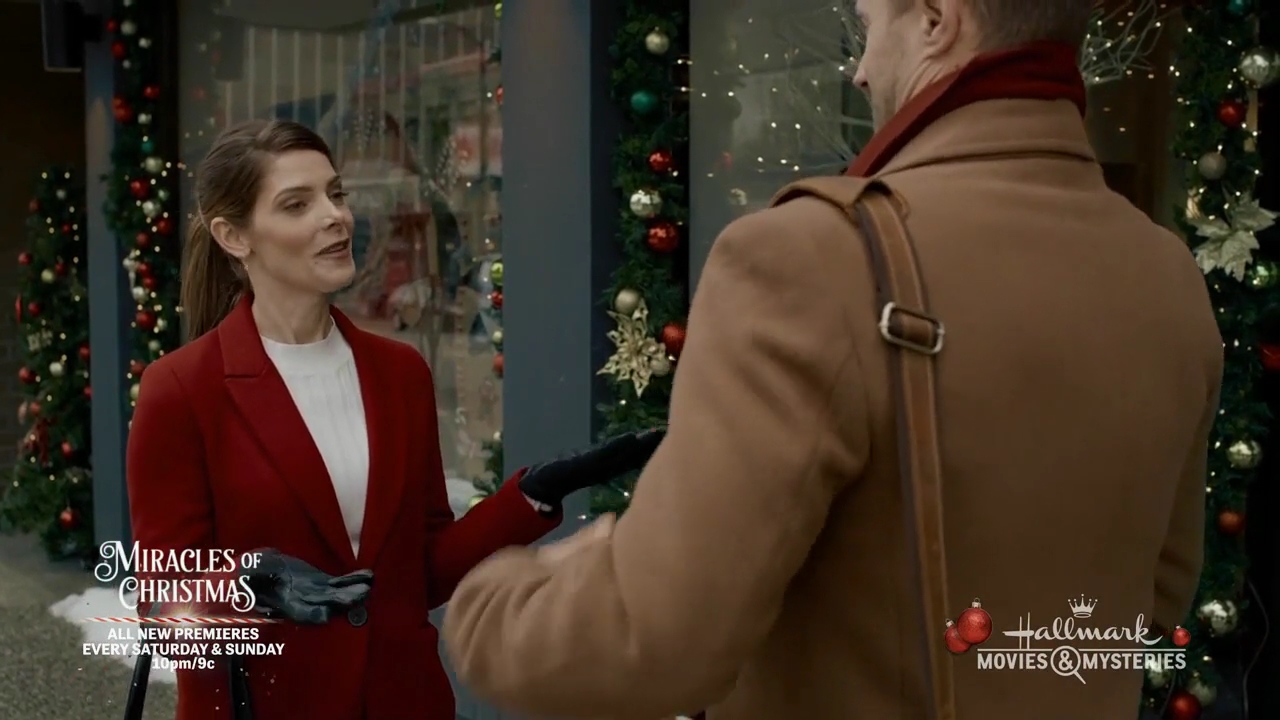 Ashley-Greene-dot-nl_ALittleChristmasCharm1080.jpg