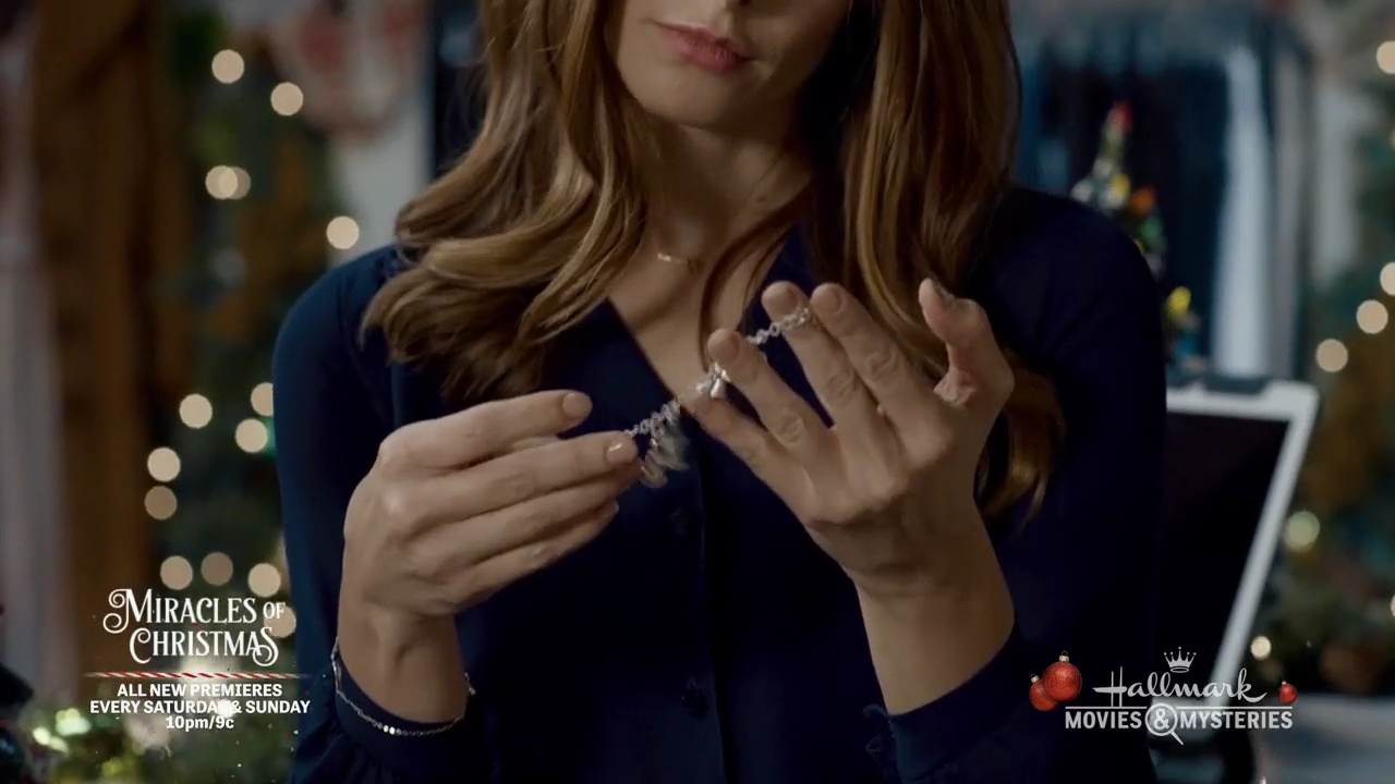 Ashley-Greene-dot-nl_ALittleChristmasCharm1204.jpg