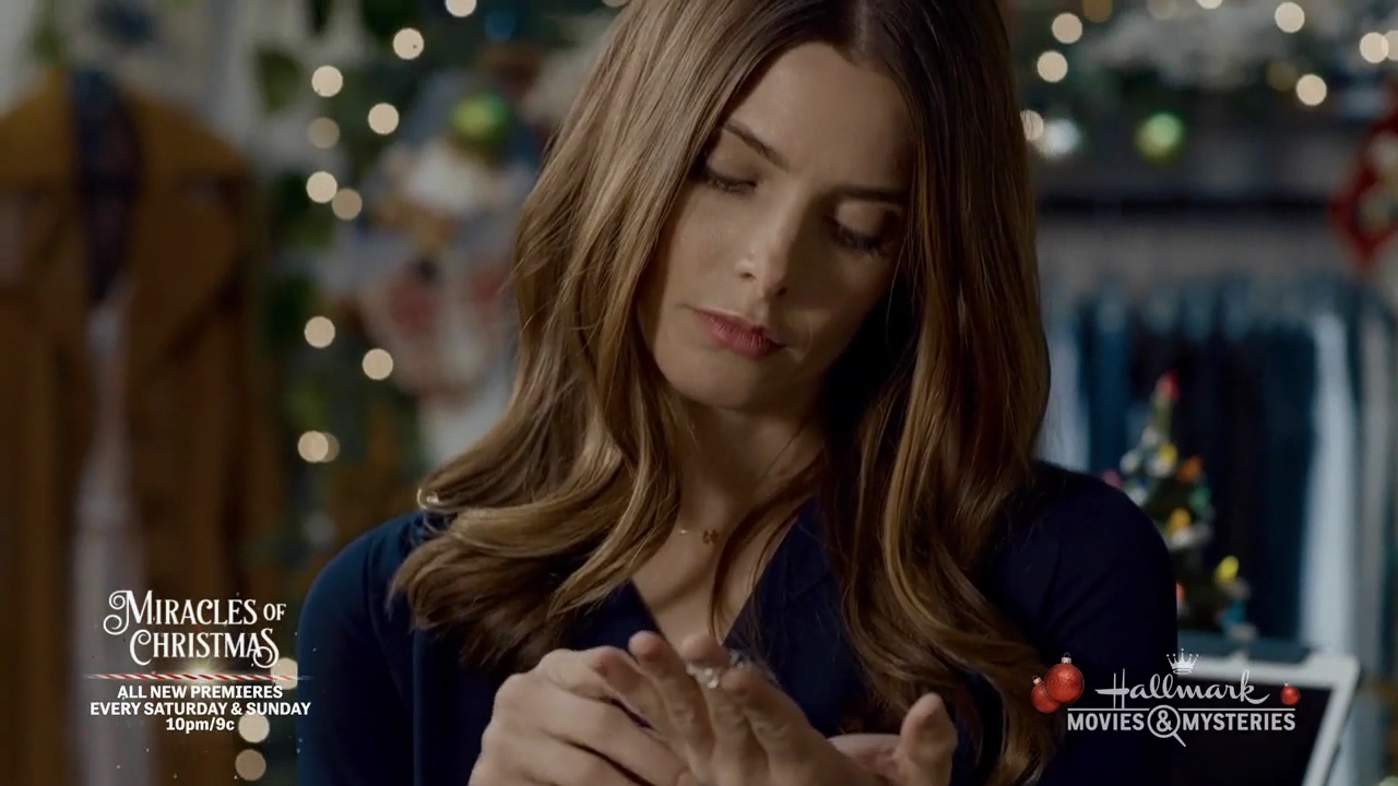 Ashley-Greene-dot-nl_ALittleChristmasCharm1206.jpg