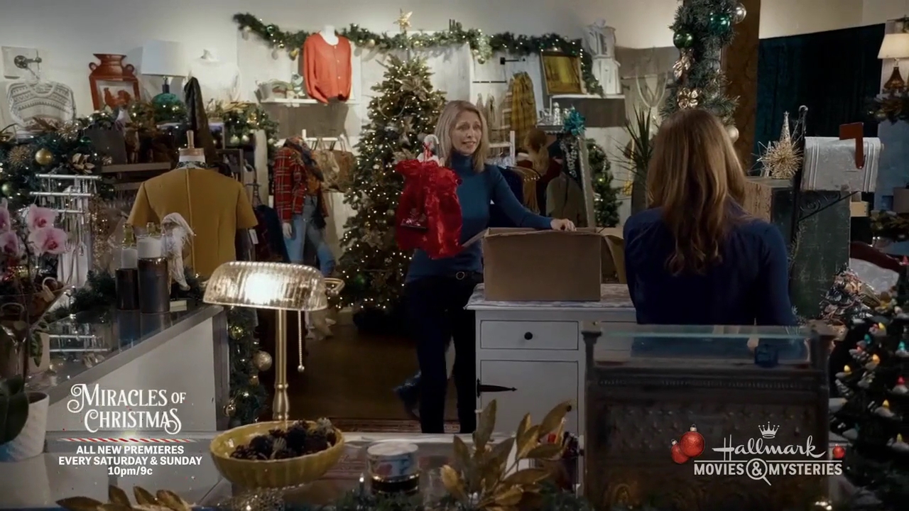 Ashley-Greene-dot-nl_ALittleChristmasCharm1213.jpg