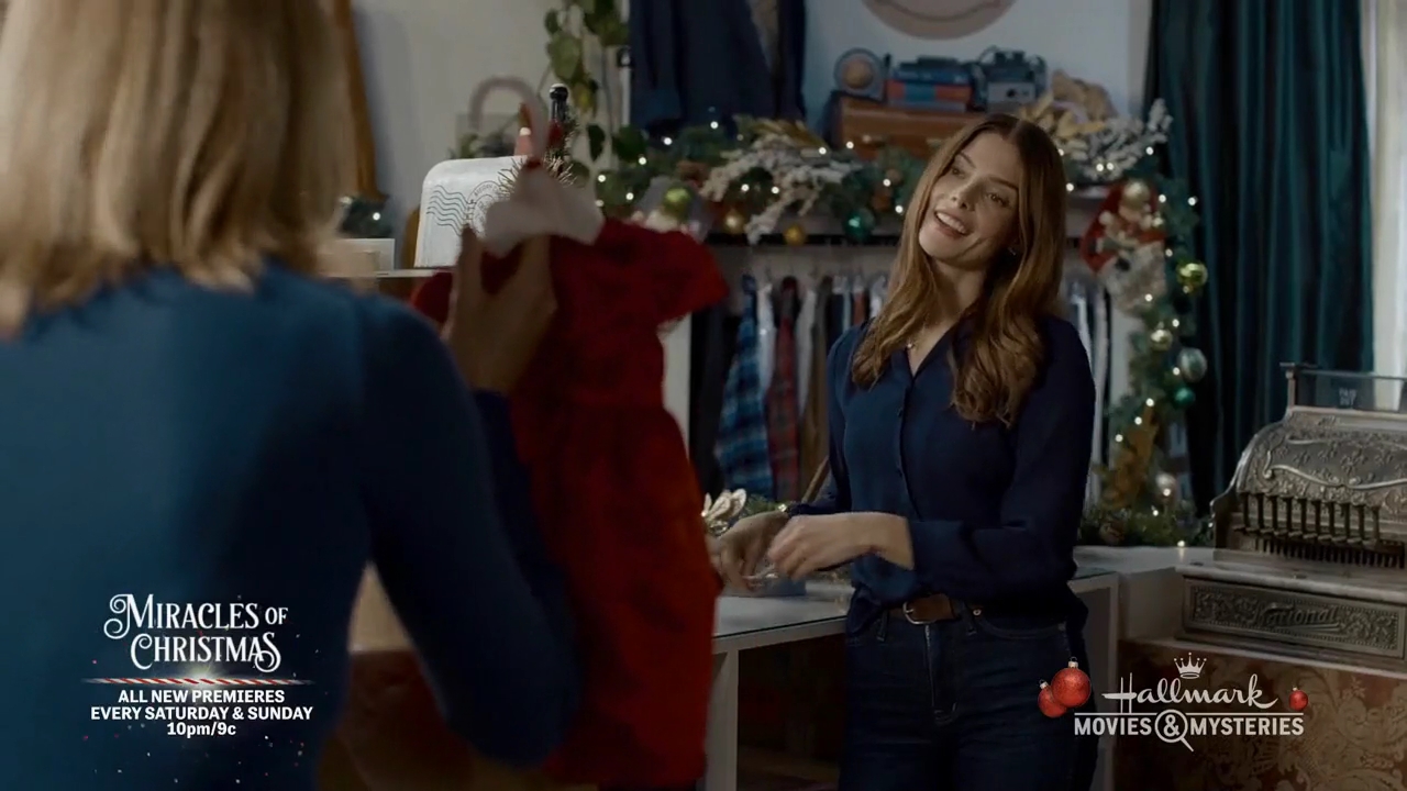 Ashley-Greene-dot-nl_ALittleChristmasCharm1215.jpg