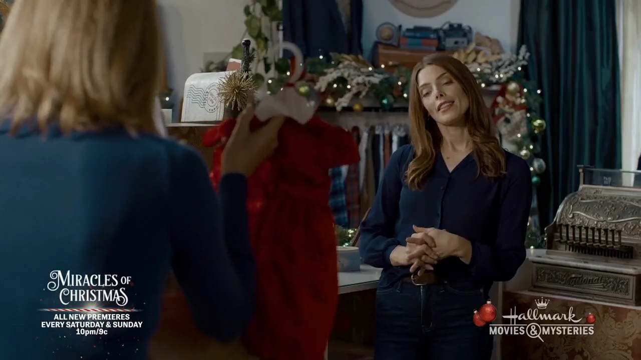 Ashley-Greene-dot-nl_ALittleChristmasCharm1217.jpg